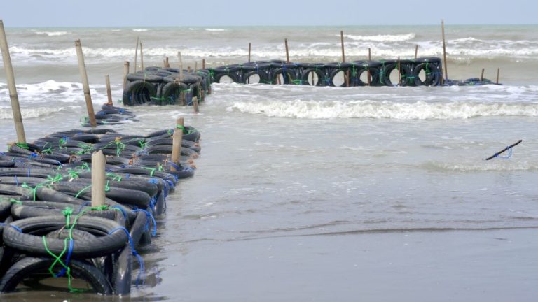 Limbah ban jadi pemecah ombak di Tanjung Pakis Karawang